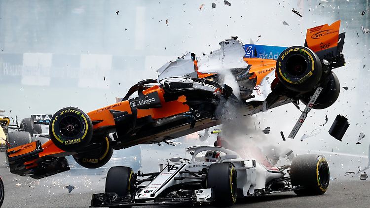 Der McLaren von Alsonso landet genau auf dem Sauber von Leclerc.