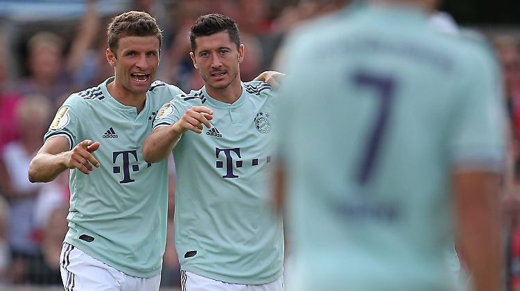 Der FC Bayern muss erneut in der Fußball-Provinz antreten.