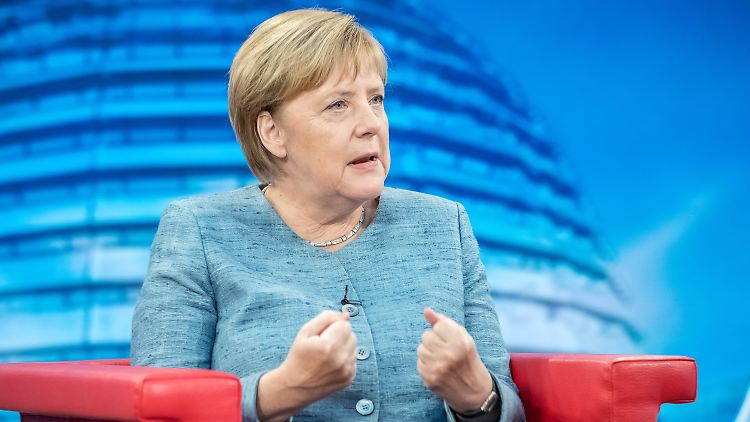 Auch einen "Spurwechsel" für Flüchtlinge lehnt Merkel ab.