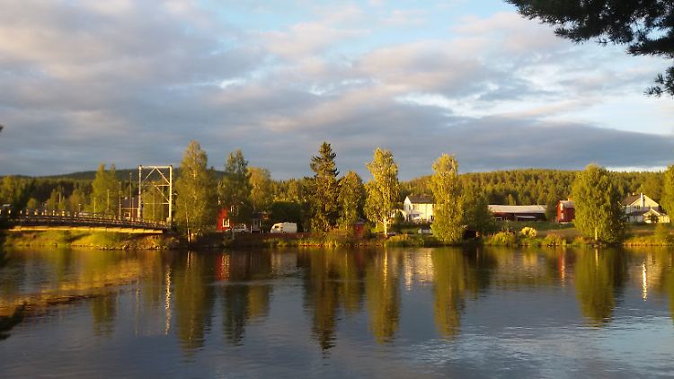 Granö beim Sonnenuntergang. Die Brücke über den Umeälven führt zur Lodge. 