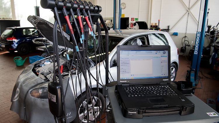 Ein Software-Update wird auf einen VW Golf mit Dieselmotor geladen.
