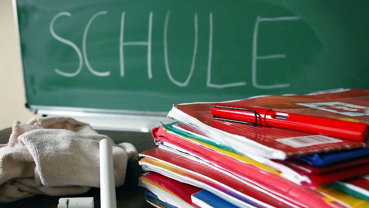 Kinder aus Hartz-IV-Haushalten bekommen jährlich pauschal 100 Euro für Schulbedarf.