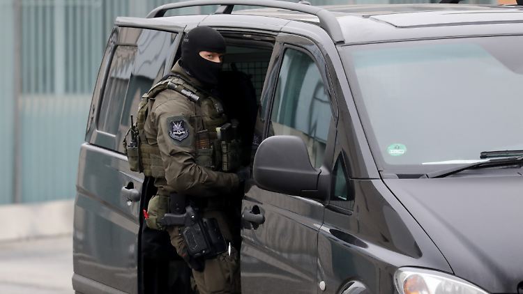 SEK-Beamte in Berlin: "Diese Leute machen alles."