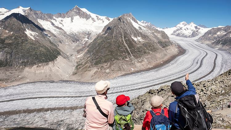 Der längste und größte Eisfluss der Alpen: Blick auf den schrumpfenden großen Aletschgletscher.