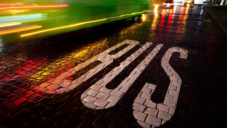 "Bus" steht in großen Lettern auf der Straße. Das bedeutet: Hier dürfen nur Linien- und Schulbusse fahren.