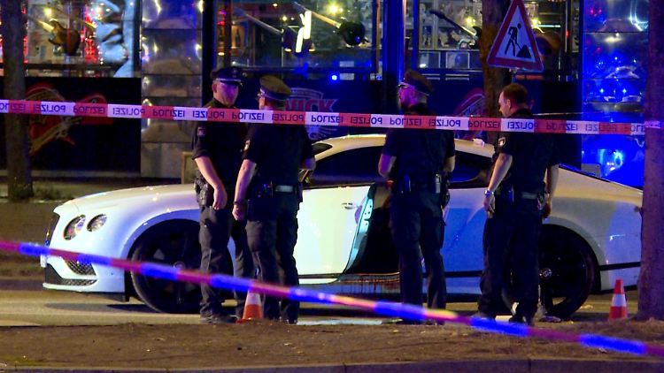 Ein Unbekannter hatte am Millerntorplatz auf den Fahrer des weißen Bentleys geschossen, er wurde schwer verletzt.