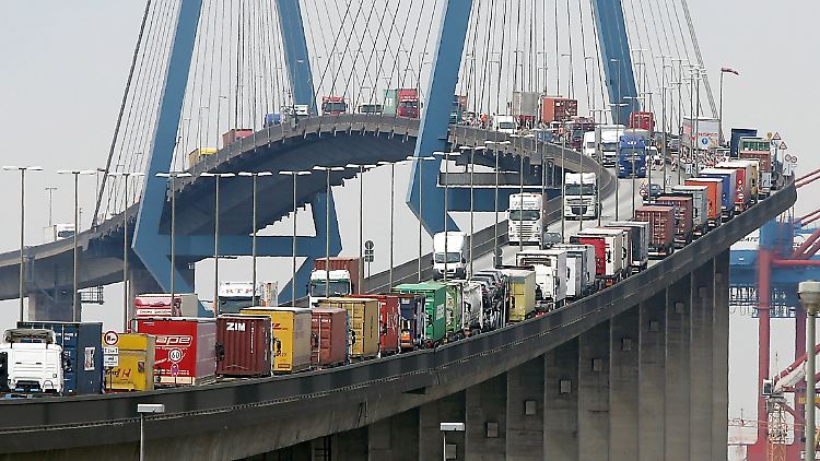 Mit Containern beladene Lastwagen stauen sich auf der Köhlbrandbrücke im Hamburger Hafen.