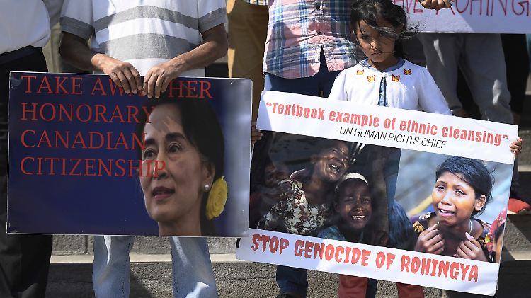 Demonstranten beim ersten Jahrestag der Vertreibung der muslimischen Rohingya-Minderheit durch die myanmarische Armee.