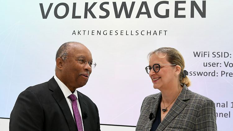US-Aufseher Larry Thompson und Volkswagen-Konzernvorstand für Integrität und Recht, Hiltrud Werner.
