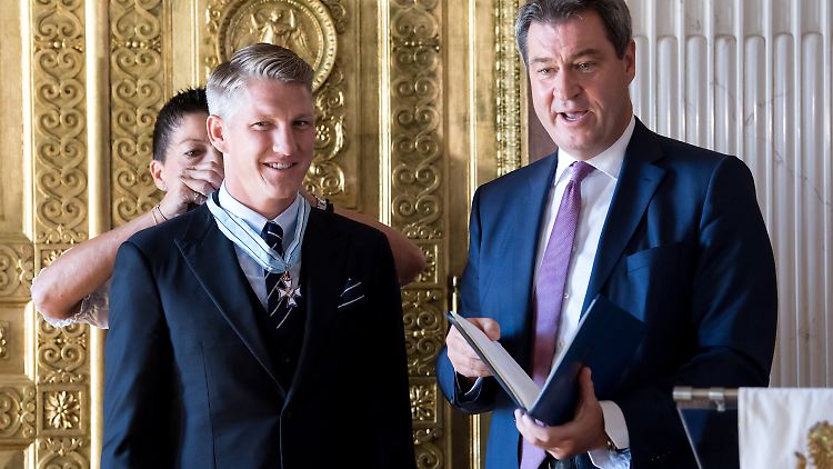 Schweinsteiger wird von Ministerpräsident Söder der Bayerische Verdienstorden verliehen.
