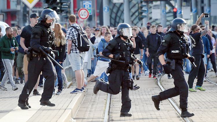 Nach dem Todesfall warfen Demonstranten Flaschen auf Polizisten und bedrohten Ausländer.