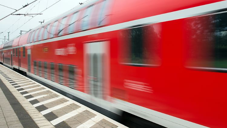 In einem Regionalzug zwischen Freiburg und Basel sind bis zu 20 Menschen aneinandergeraten.
