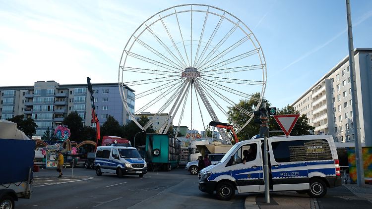 Hintergrund der Demonstration war ein tödlicher Streit in der Nacht zum Sonntag nach dem Chemnitzer Stadtfest. Ein 35-jähriger Deutscher war im Krankenhaus an seinen Verletzungen gestorben.