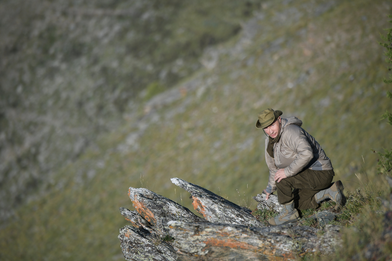 Im Naturreservat Sayano-Shushensky genießt der russische Präsident Wladimir Putin in Winterkleidung seinen Sommerurlaub ... 