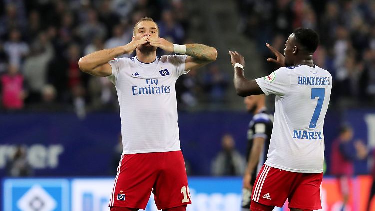 Küsschen von Pierre-Michel. Lasogga markierte gegen Bielefeld einen Doppelpack.