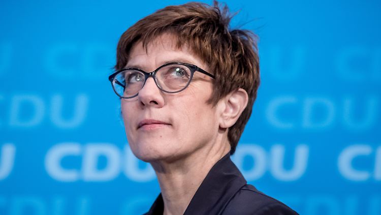 Vor allem für Familien mit "mit kleinen und mittleren Einkommen müsste noch mehr getan werden", so Kramp-Karrenbauer.