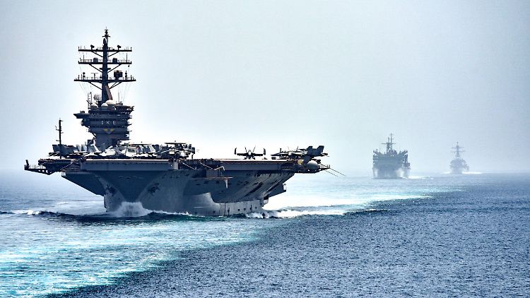 Starke Militärpräsenz in einem geopolitischen Brennpunkt: US-Kriegsschiffe, wie der Flugzeugträger "USS Dwight D. Eisenhower", fahren regelmäßig durch die Straße von Hormus.