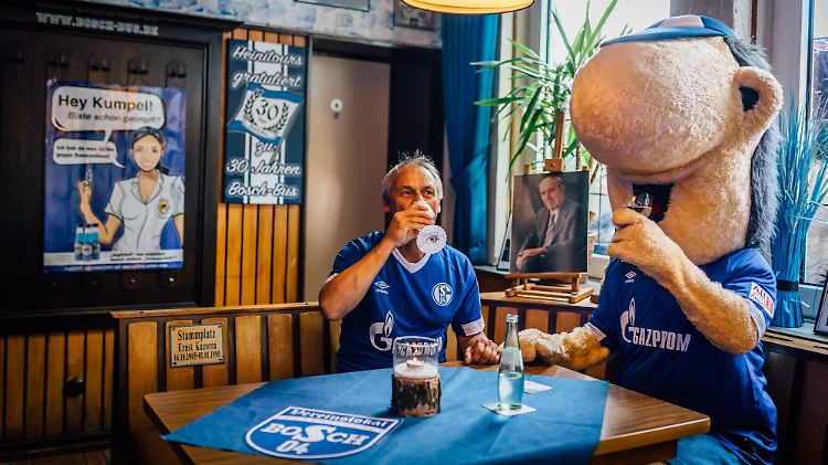 Olaf und Erwin beim gemeinsamen Pils. Der eine ist auf Schalke eine Legende, der andere das Maskottchen der Königsblauen.