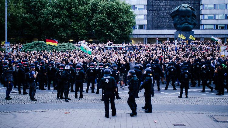 "Die Polizei in Sachsen ist in einer schwierigen Situation", sagt Bundesinnenminister Horst Seehofer.