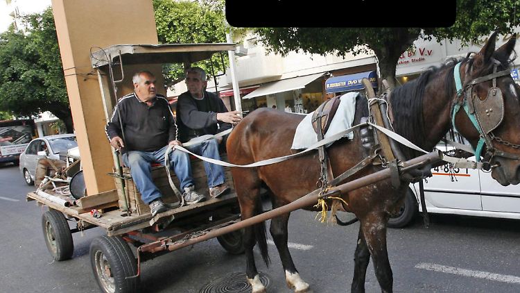 Ahmed  und Charly Muhammad lassen sich mit ihrem Karren nicht vertreiben.