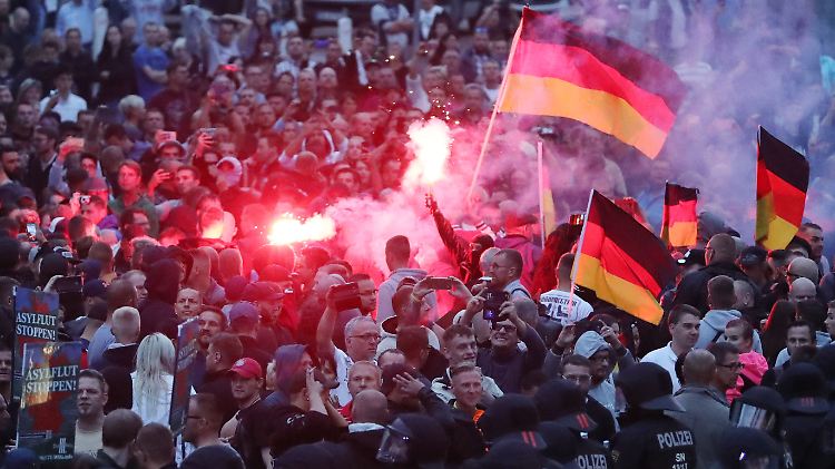 Insgesamt beteiligten sich rund 6000 Menschen an der Demonstration der rechten Bürgerbewegung Pro Chemnitz - ihnen gegenüber standen laut Polizei rund 1500 Gegendemonstranten aus dem linken Spektrum.