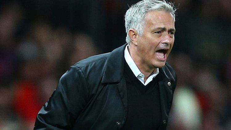 Mourinho legt bei der jüngsten Niederlage von Manchester United einen bizarren Auftritt hin.