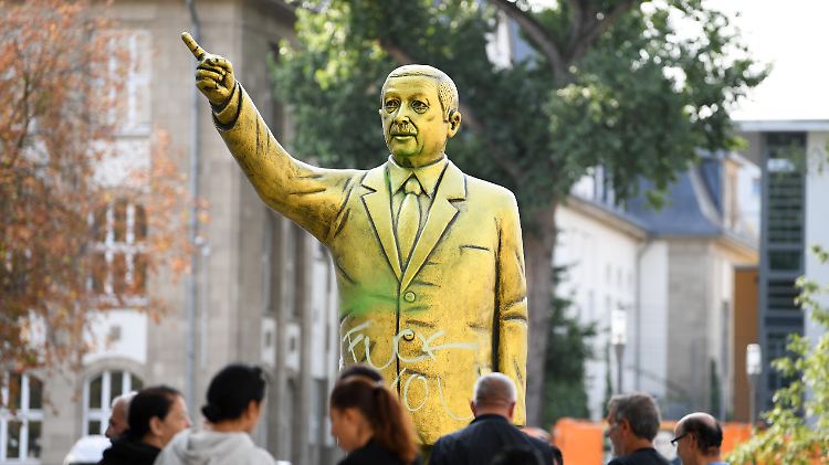 Die goldene Erdogan-Statue zieht viele Schaulustige an - und wurde von Unbekannten bereits für provokante Botschaften genutzt.
