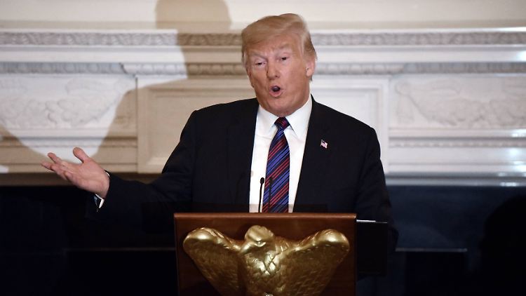 Während des Präsidentschaftswahlkampfs hatte Trump gesagt, für ihn sei der Veteran McCain "kein Held".