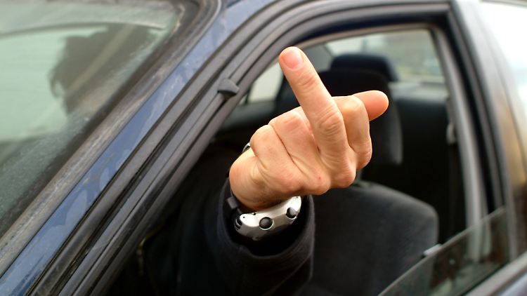 Entgegen landläufiger Meinung wird die Beleidigung eines Polizeibeamten aber nicht härter bestraft als die einer Privatperson.