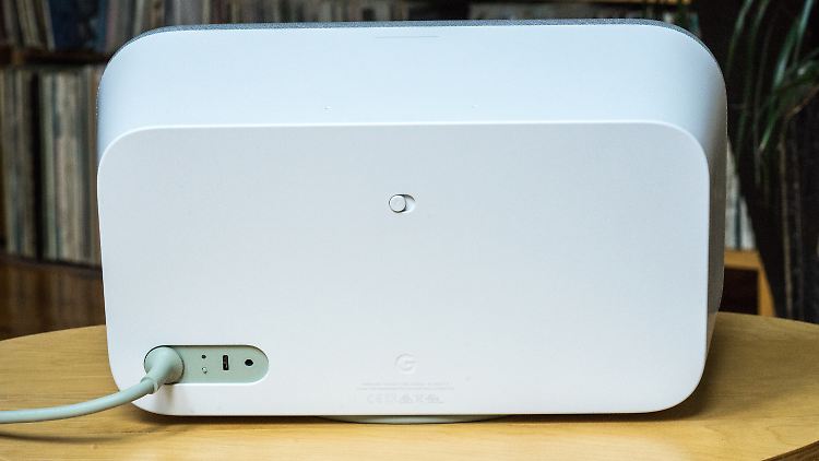 Auf der Rückseite gibt's einen Abschalter für die Sprachassistenz, einen Klinken-Anschluss und einen USB-C-Eingang.