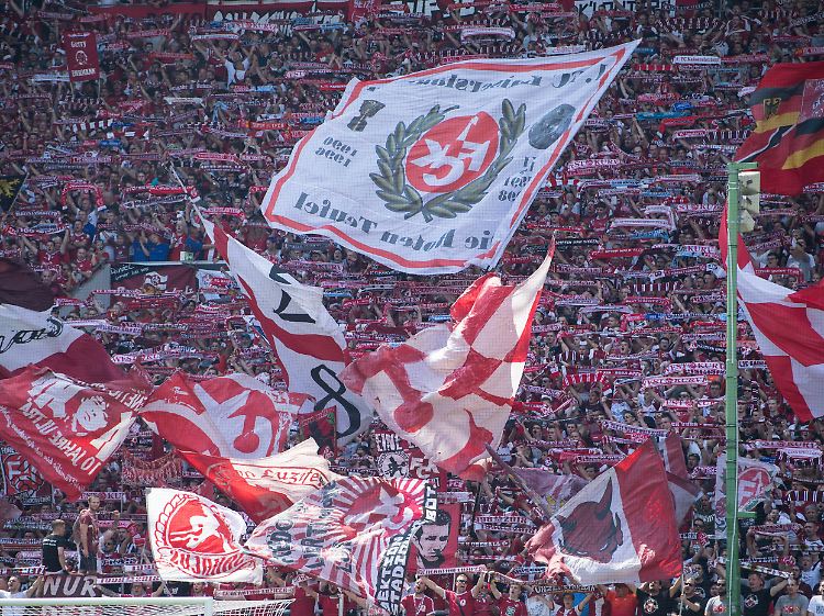 Treue Fans: 40.000 Zuschauer kamen zum Saisonauftakt gegen die Münchner Löwen.