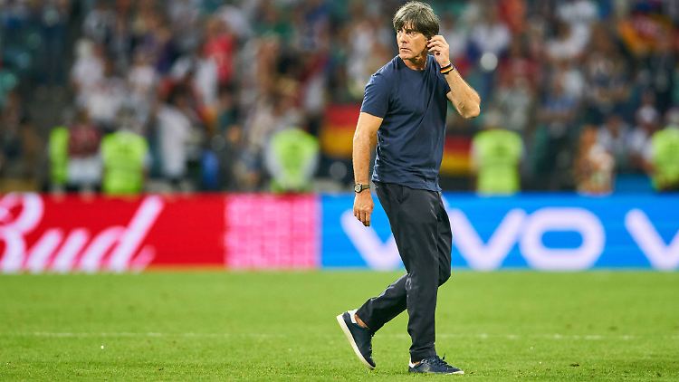 Was ist da los im DFB-Team? Bundestrainer Joachim Löw muss zusätzlich zu seiner WM-Analyse mögliche Spaltungen erklären.