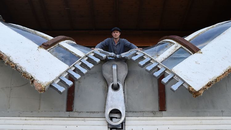 Der Künstler Alex Chinneck hat den Reißverschluss zum Kunstobjekt mit dem Titel "Open to the public" gemacht.
