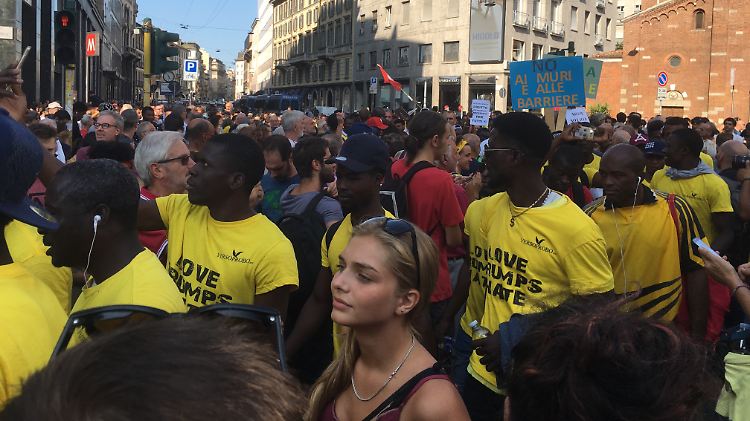 Tausende protestieren in Mailand gegen Orban und Salvini.