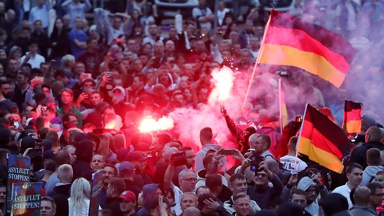 Protestaktion in Chemnitz: Demonstranten zünden Pyrotechnik und schwenken Deutschlandfahnen.