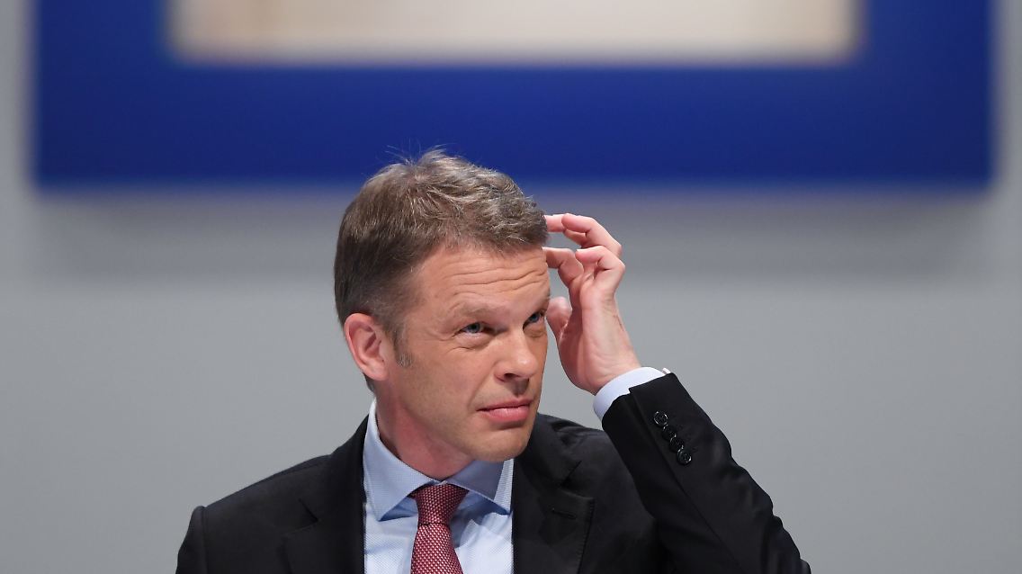 Wirecard sei "eine absolut imposante Entwicklung", gesteht Deutsche-Bank-Chef Christian Sewing ein.