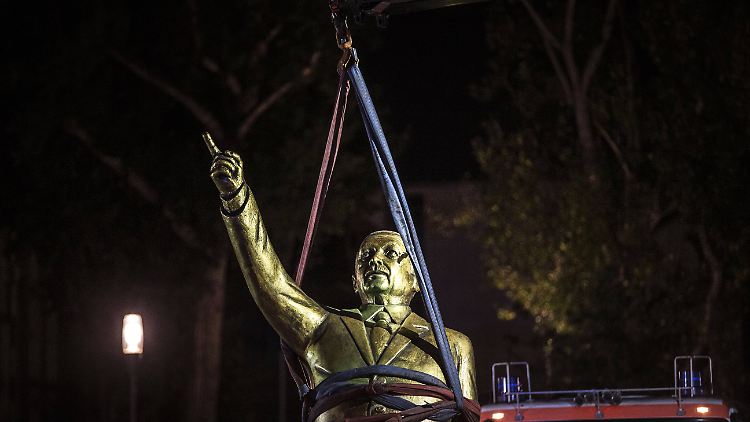 Nach zwei Tagen muss die Erdogan-Statue in Wiesbaden wieder abgebaut werden.
