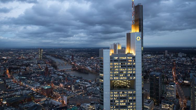 Stürmische Zeiten: Der Commerzbank droht der Abstieg aus dem Dax.