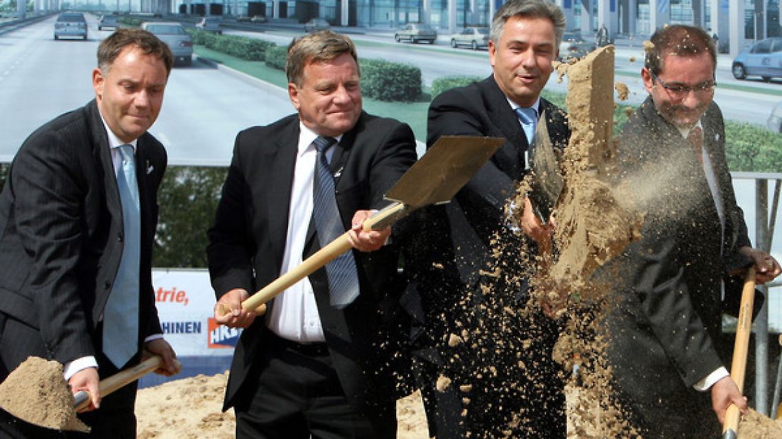 Das waren noch Zeiten: Am 5. September 2006 stechen diese Herren symbolisch mit ihren Spaten die ersten Erdklumpen aus dem Stück Land, wo der Hauptstadtflughafen BER entsteht: Hartmut Mehdorn war damals noch Bahnchef, der Berliner Regierende Bürgermeister hieß noch Klaus Wowereit und Brandenburgs Ministerpräsident Matthias Platzeck war auch noch im Amt. Der Herr links ist Rainer Schwarz, der damalige Geschäftsführer der Flughafengesellschaft.