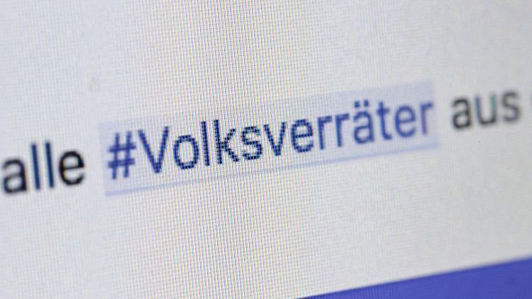 Die früheren österreichischen Grünen-Chefin Eva Glawischnig wurde im Zusammenhang mit der Flüchtlingspolitik unter anderem als "miese Volksverräterin" beleidigt.