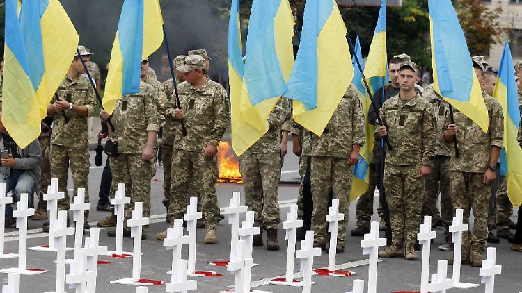 Diese ukrainischen Soldaten protestierten vor der russischen Botschaft in Kiew gegen den langjährigen Krieg.