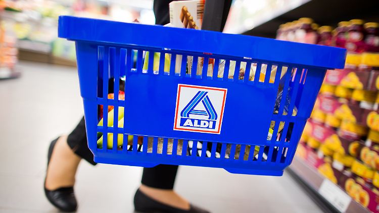 Nach dem Willen der Discounter Aldi Nord und Süd soll bald so wenig Verpackungsmaterial wie möglich im Einkaufskorb landen.