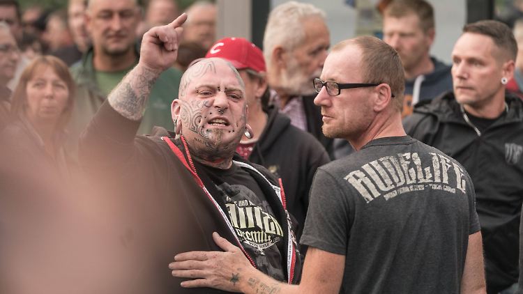 Momentaufnahme aus Chemnitz: Kundgebungen in der Stadt ziehen auch gewaltbereite Anhänger aus der Hooligan-Szene an.