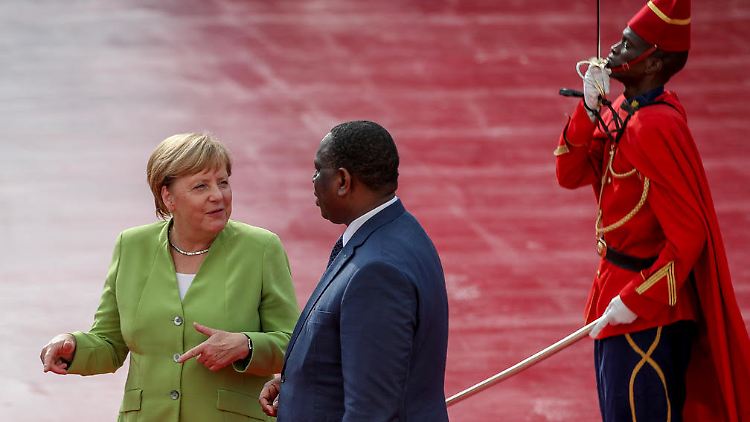 Merkel wird von Senegals Präsident Macky Sall empfangen.
