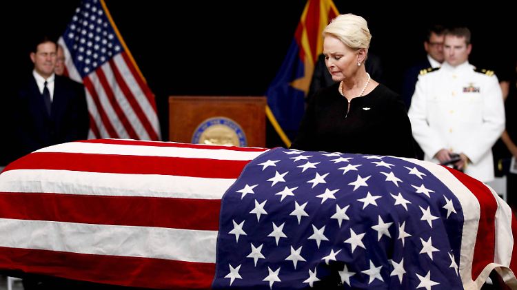 John McCain wurde im Parlament von Arizona aufgebahrt.