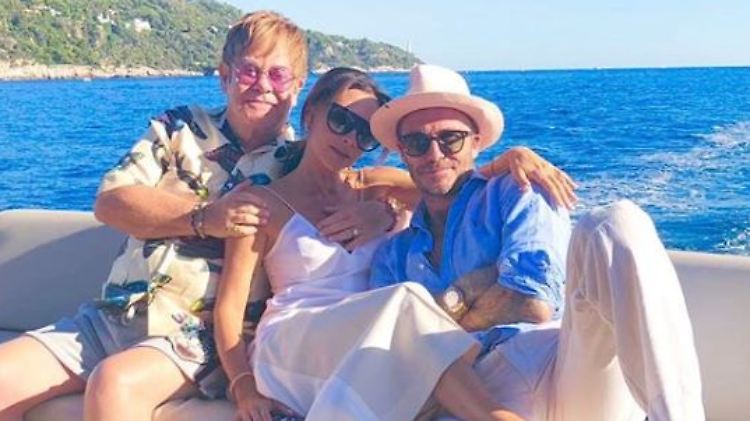 So nah darf nur Elton John Mrs. Beckham kommen.