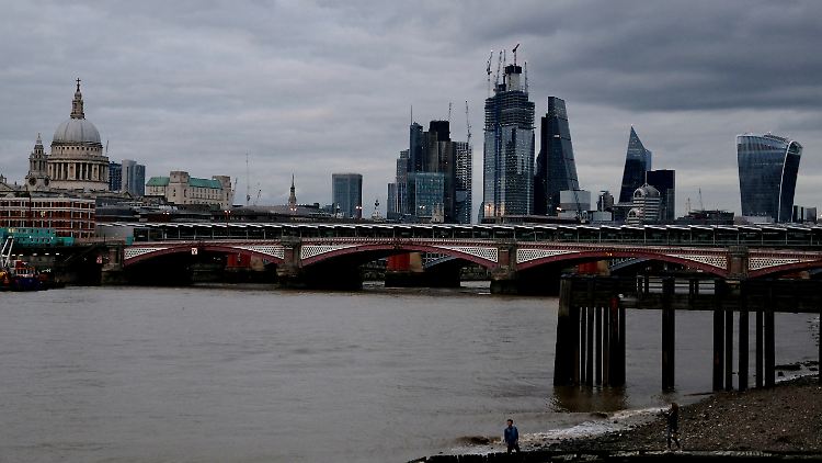 Wie hart wird es London und die britische Wirtschaft treffen? In Deutschland bereitet sich die Finanzbranche auf einen harten Brexit vor.