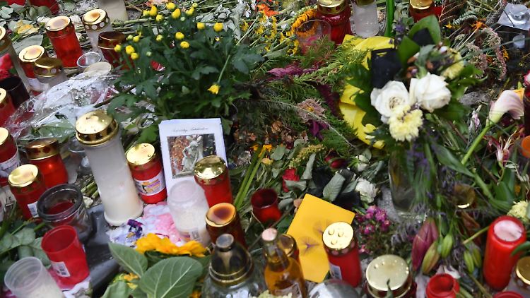 Zahlreiche Blumen liegen am Tatort in Chemnitz.