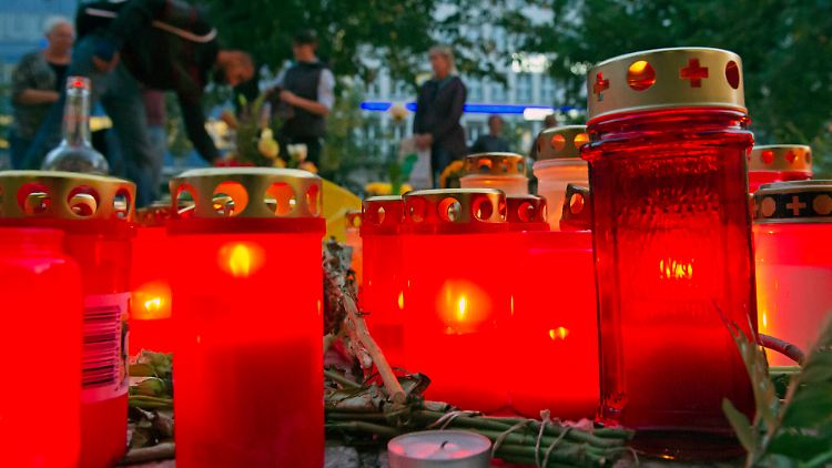 Kerzen brennen an dem Ort, an dem der 35-Jährige in der Nacht zum Sonntag niedergestochen wurde.
