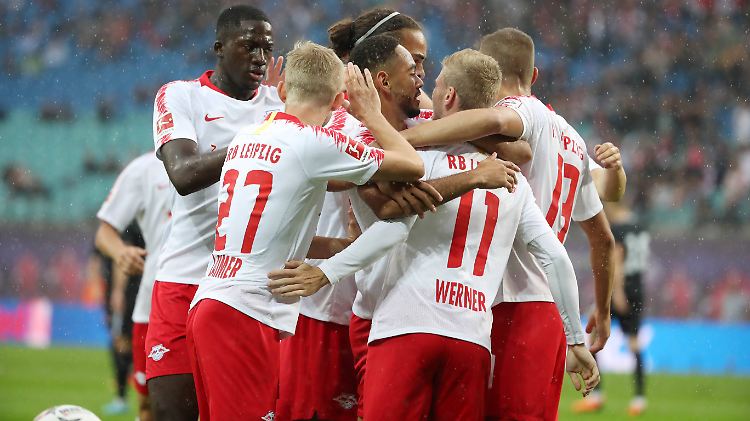 Es ist noch eunmal gutgegangen: Die Leipziger jubeln im Zentralstadion.